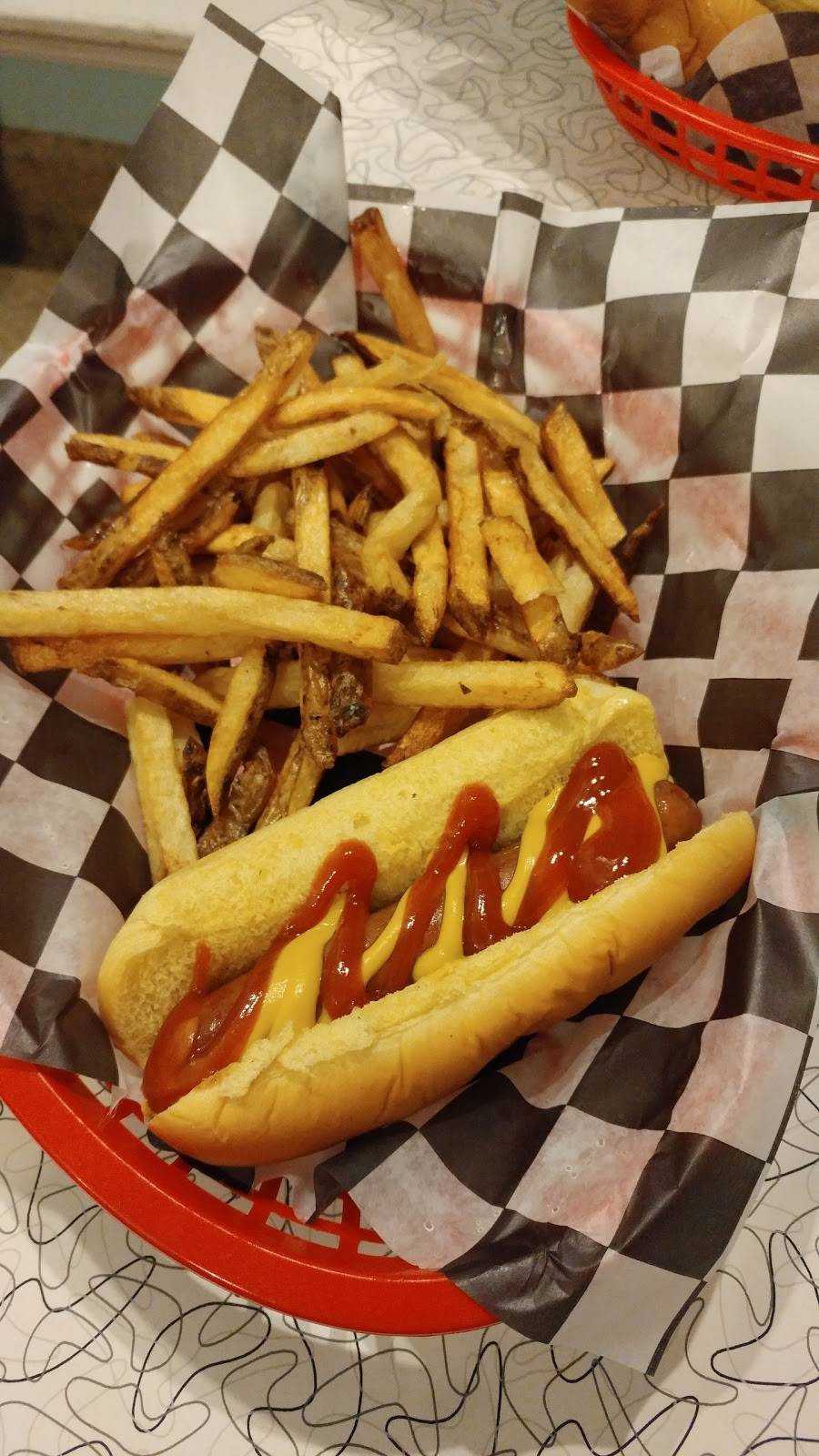 Retros Good Eats | restaurant | 435 Prince George St, Williamsburg, VA 23185, USA | 7572538816 OR +1 757-253-8816