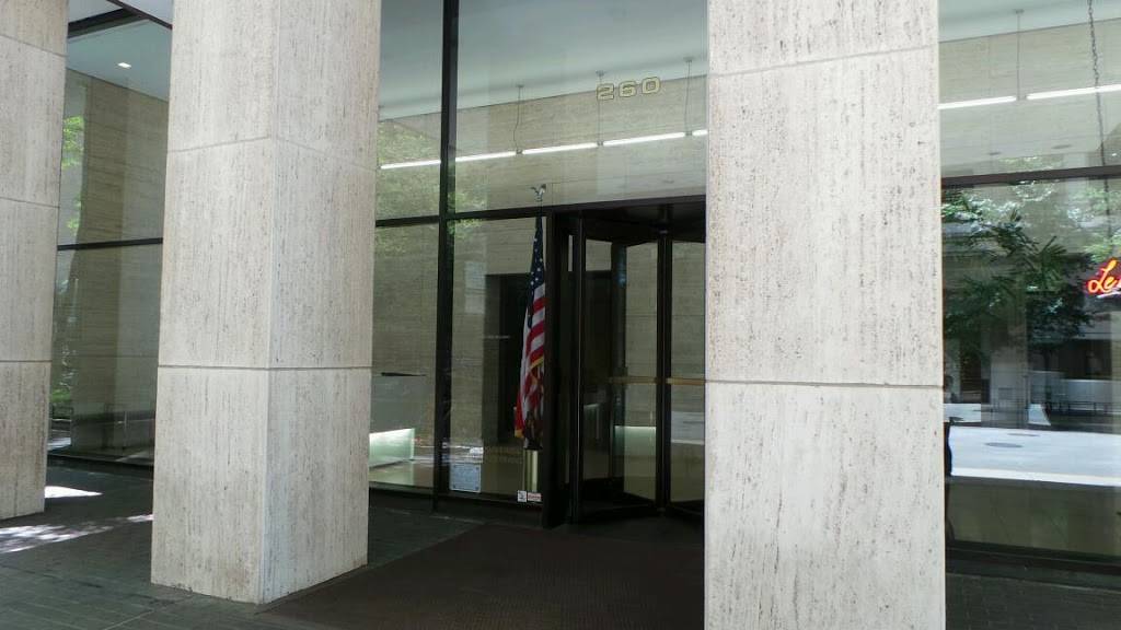 Le Petit Paris | restaurant | 260 E Chestnut St, Chicago, IL 60611, USA | 3127878260 OR +1 312-787-8260