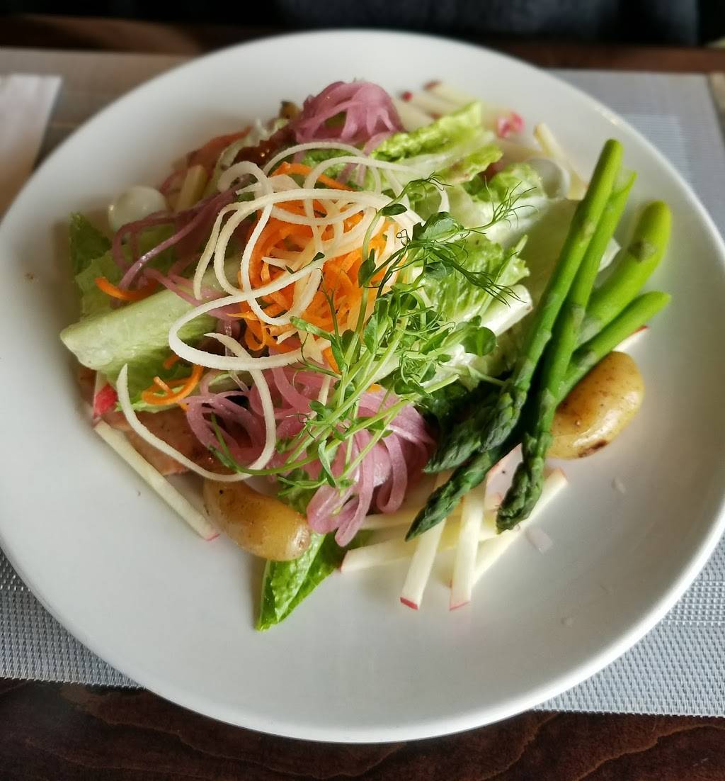 Crossroads | restaurant | 2 Cardwell Rd, Rosseau, ON P0C 1J0, Canada | 7057324343 OR +1 705-732-4343