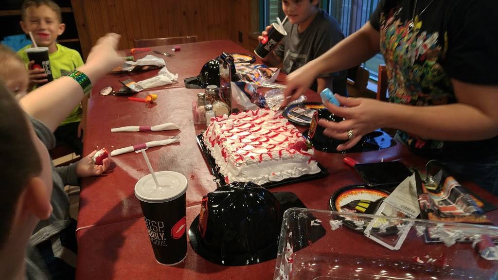 Pizza Hut | restaurant | 1090 W US Hwy 287 Bypass, Waxahachie, TX 75165, USA | 9729372013 OR +1 972-937-2013