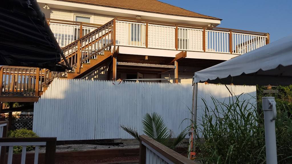 Hurricanes Bar & Grill | restaurant | 25 Cayuga Walk, Ocean Beach, NY 11770, USA | 6315838000 OR +1 631-583-8000