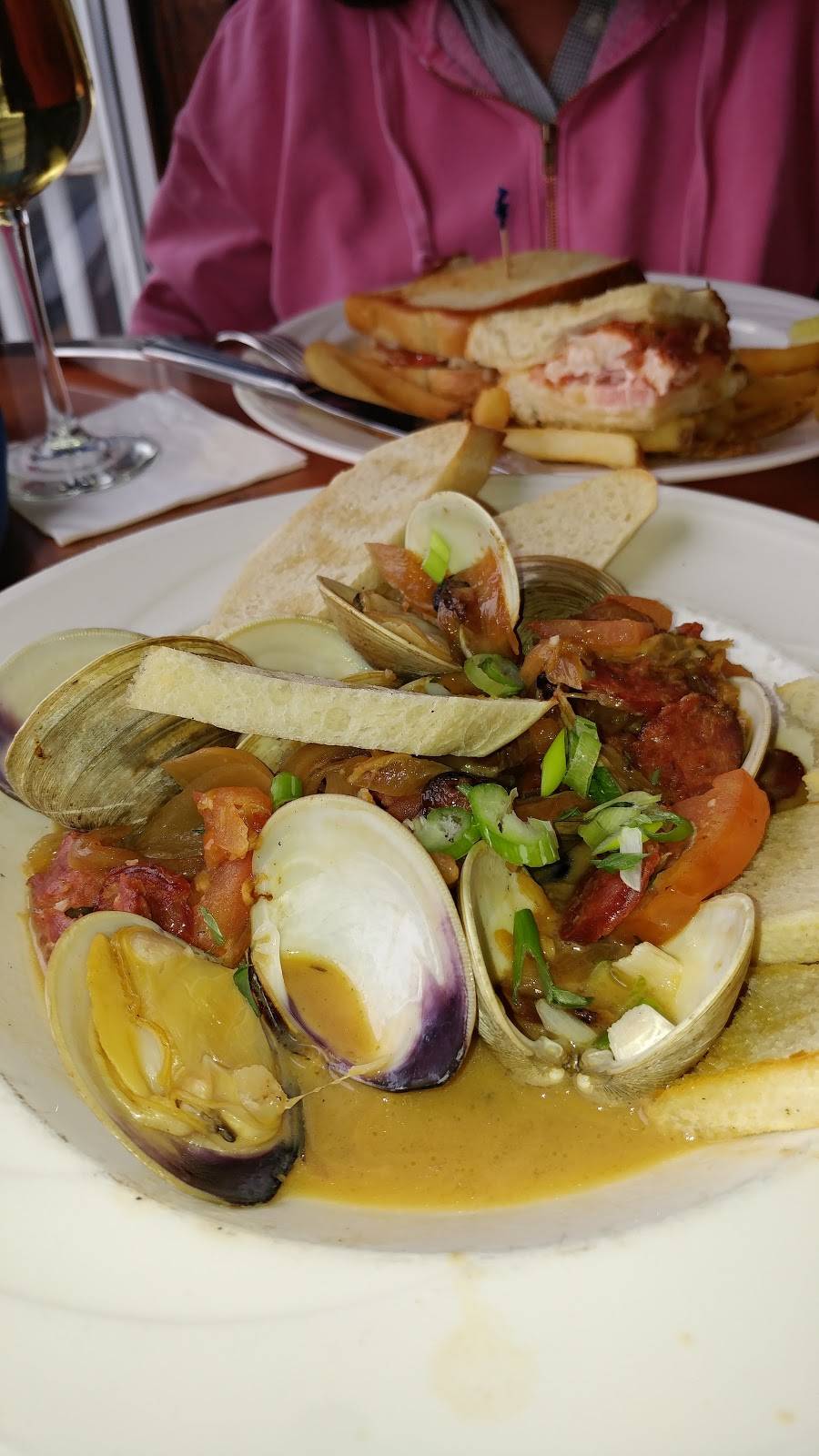 Fathoms Bar & Grille | restaurant | 255 Popes Island, New Bedford, MA 02740, USA | 5089933400 OR +1 508-993-3400