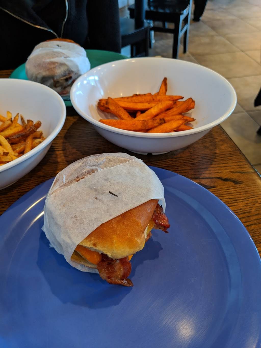 Bones Burgers | restaurant | 3235 Madison Rd, Cincinnati, OH 45209, USA | 5133210369 OR +1 513-321-0369