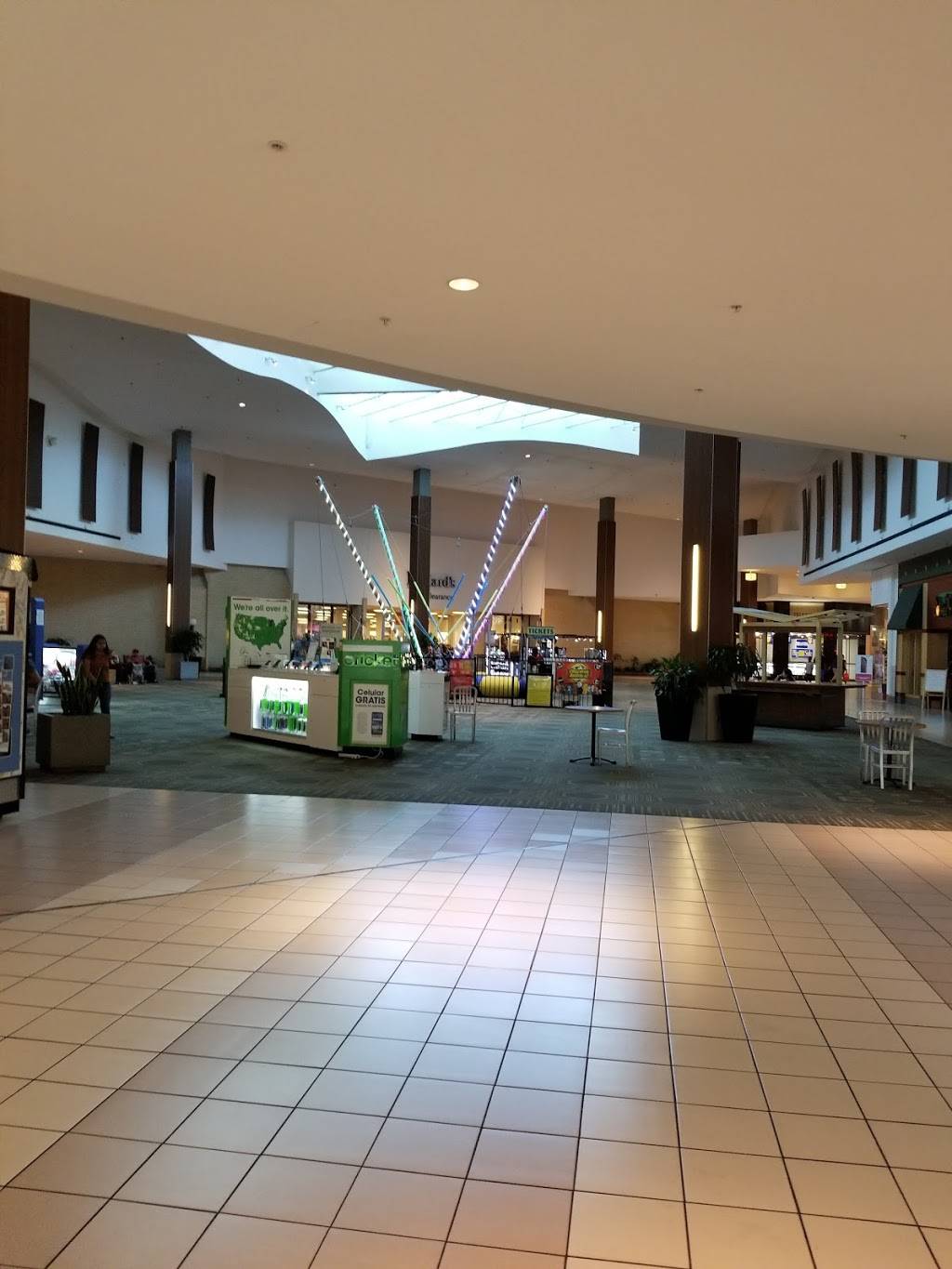 Studio Movie Grill Tampa | restaurant | University Mall, 12332 University Mall Ct, Tampa, FL 33612, USA | 8132413800 OR +1 813-241-3800