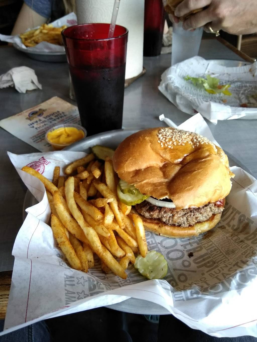 Fuddruckers | restaurant | 1740 Travis Blvd, Fairfield, CA 94533, USA | 7074292337 OR +1 707-429-2337