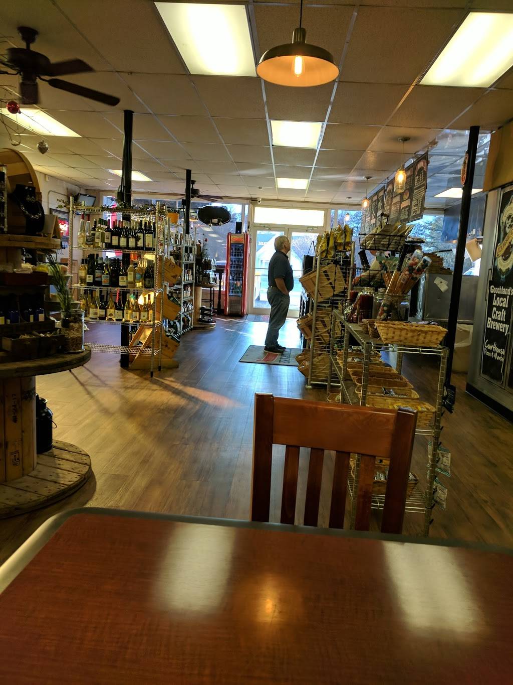 Courthouse Market & Grill | restaurant | 2962 River Rd W, Goochland, VA 23063, USA | 8045569030 OR +1 804-556-9030