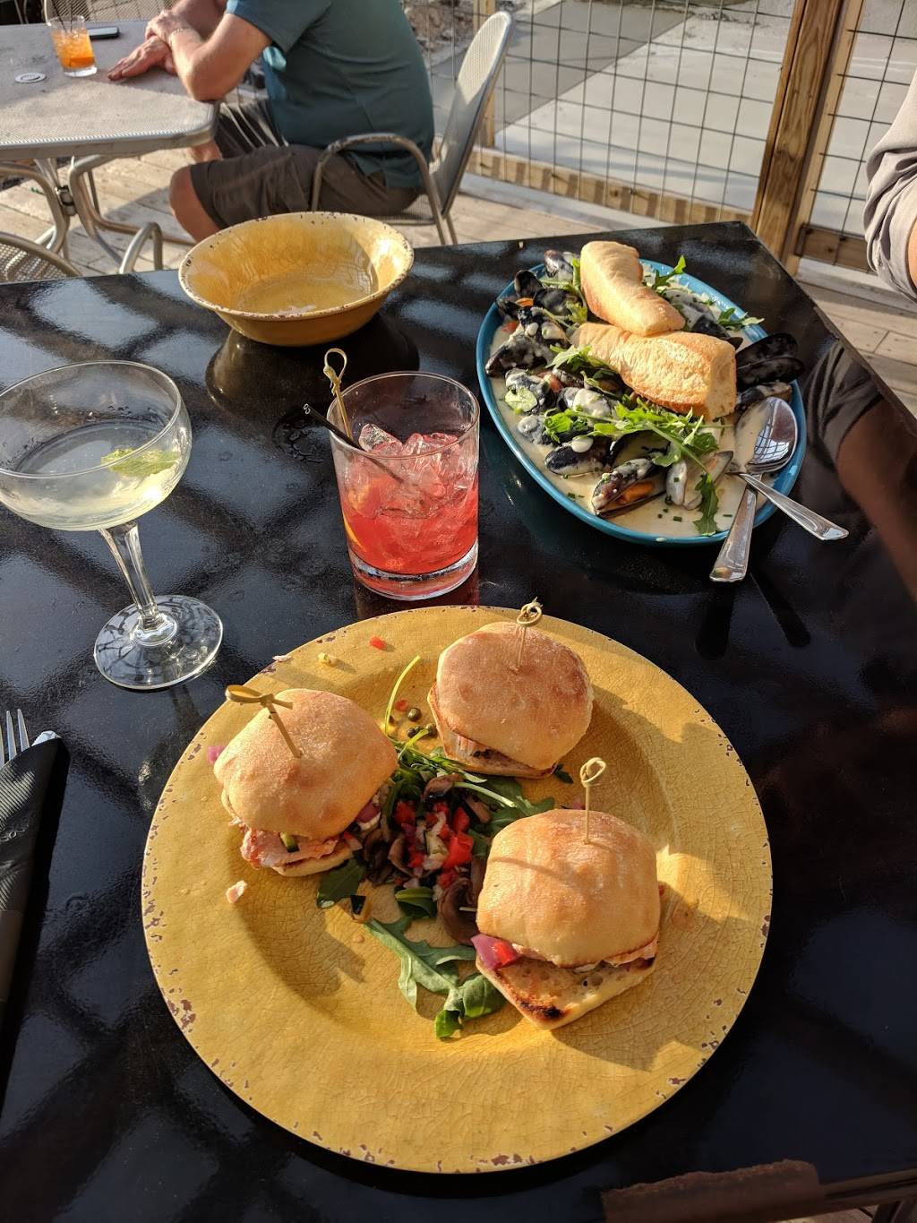 Riviera Bar and Grille | restaurant | 2150 Riverside Dr, Green Bay, WI 54301, USA | 9202462827 OR +1 920-246-2827