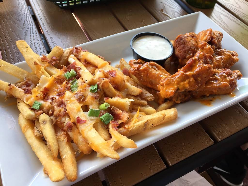 Quaker Steak & Lube | restaurant | 101 Chestnut Ave, Sharon, PA 16146, USA | 7249819464 OR +1 724-981-9464