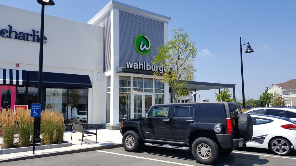 Wahlburgers | restaurant | 930 Market St, Lynnfield, MA 01940, USA | 7813342560 OR +1 781-334-2560