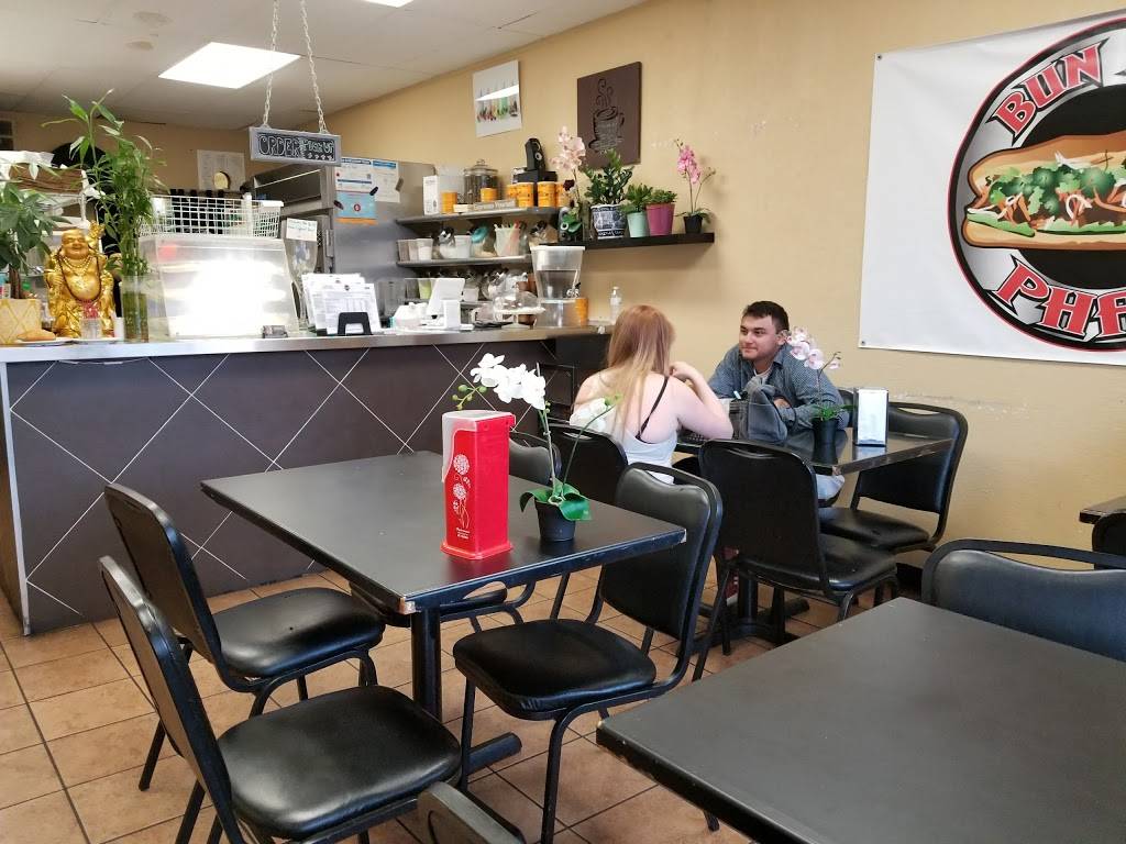 Bun Mee Phan | restaurant | 4011 N Oak Trafficway, Kansas City, MO 64116, USA | 8165996603 OR +1 816-599-6603