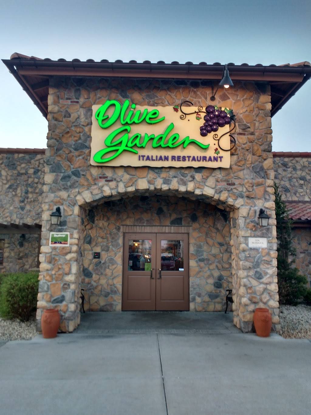 Olive Garden Italian Restaurant | meal takeaway | 1315 W North Ave, Melrose Park, IL 60160, USA | 7086816172 OR +1 708-681-6172
