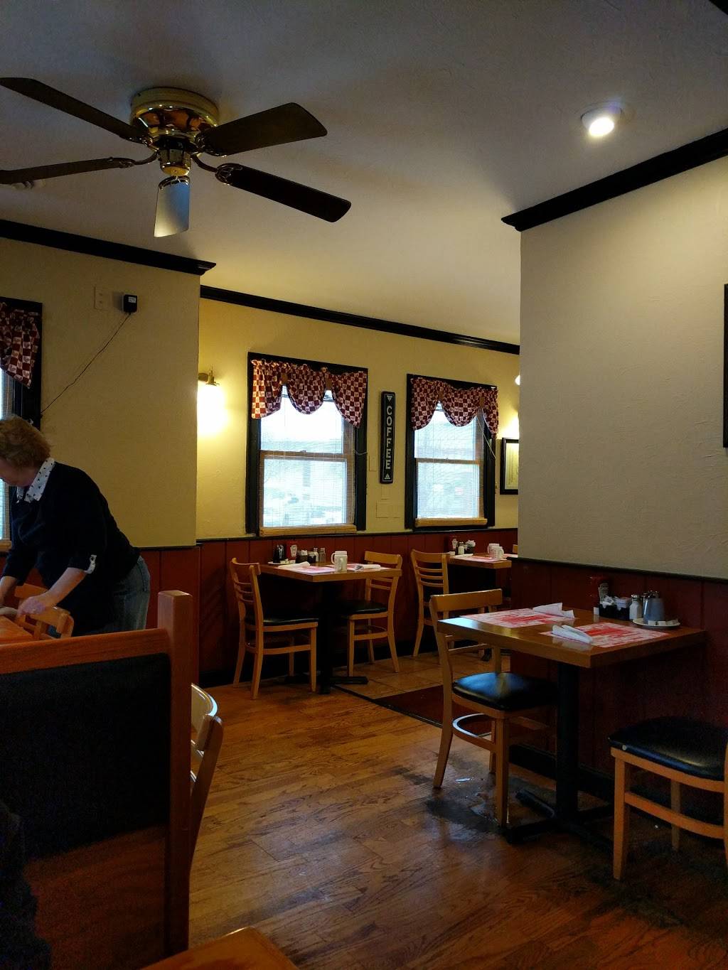 Crossroads Cafe & Deli | cafe | 216 Rockland St, Hanover, MA 02339, USA | 7818269921 OR +1 781-826-9921