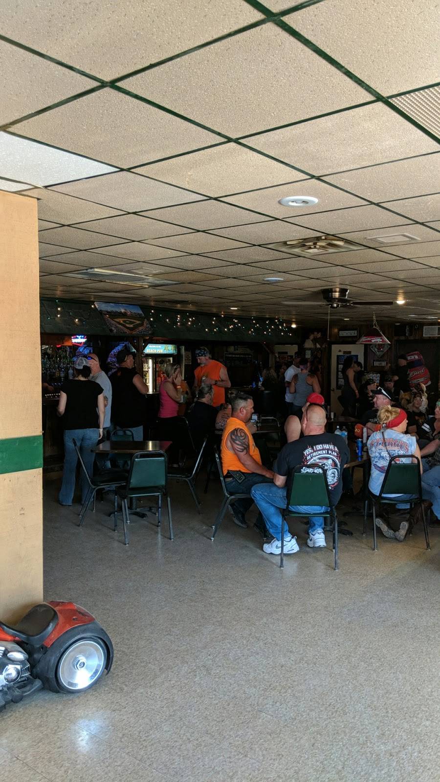 Beach Pub | restaurant | 1022 W Front St, Buffalo, IA 52728, USA | 5633812552 OR +1 563-381-2552