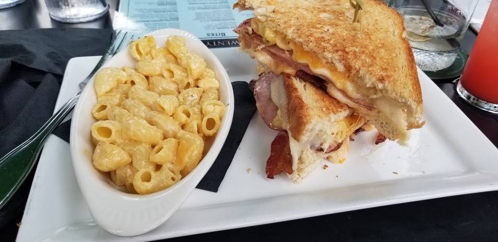 10 Twenty Five | restaurant | 33 Patio De Leon, Fort Myers, FL 33901, USA | 2392086903 OR +1 239-208-6903