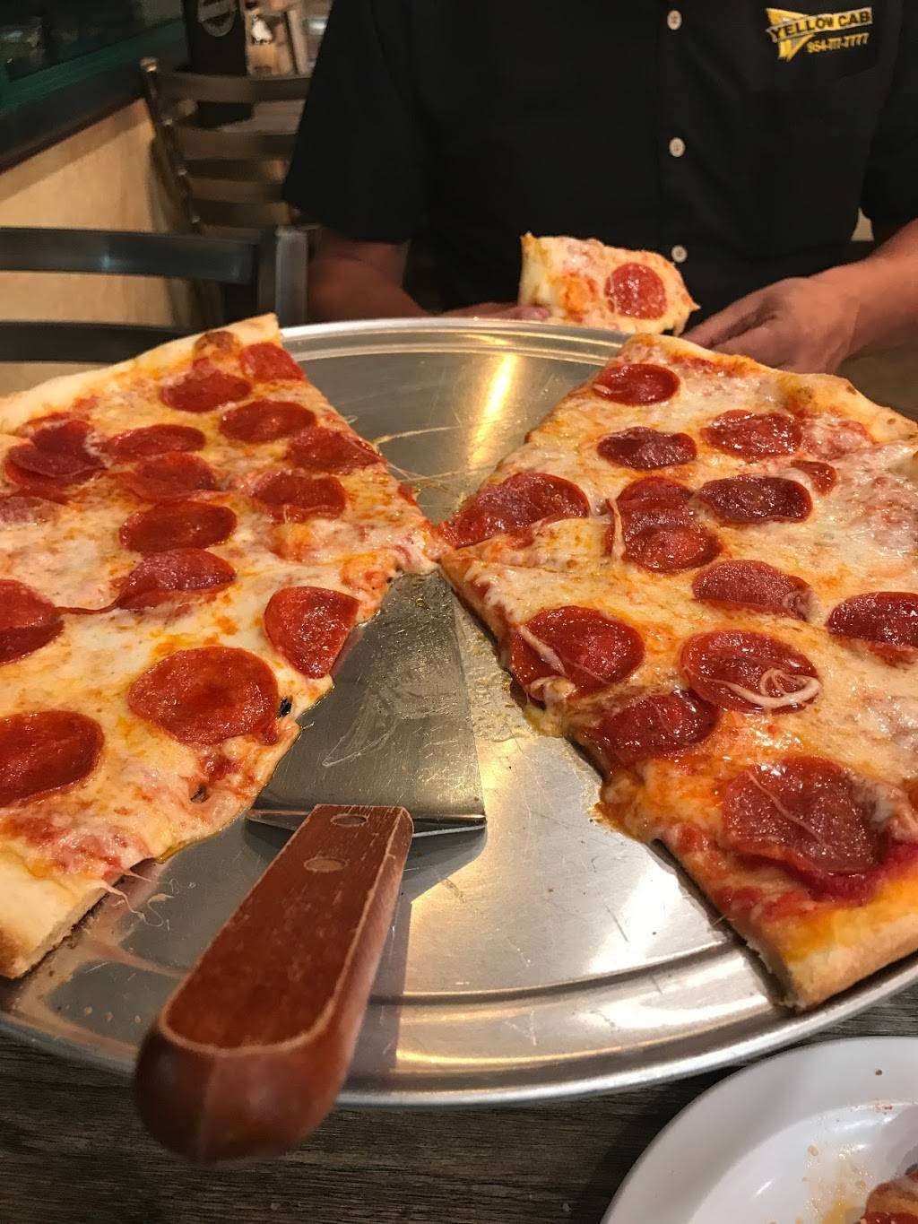 Angelos Pizzeria | restaurant | 3325 S University Dr, Davie, FL 33328, USA | 9549472200 OR +1 954-947-2200