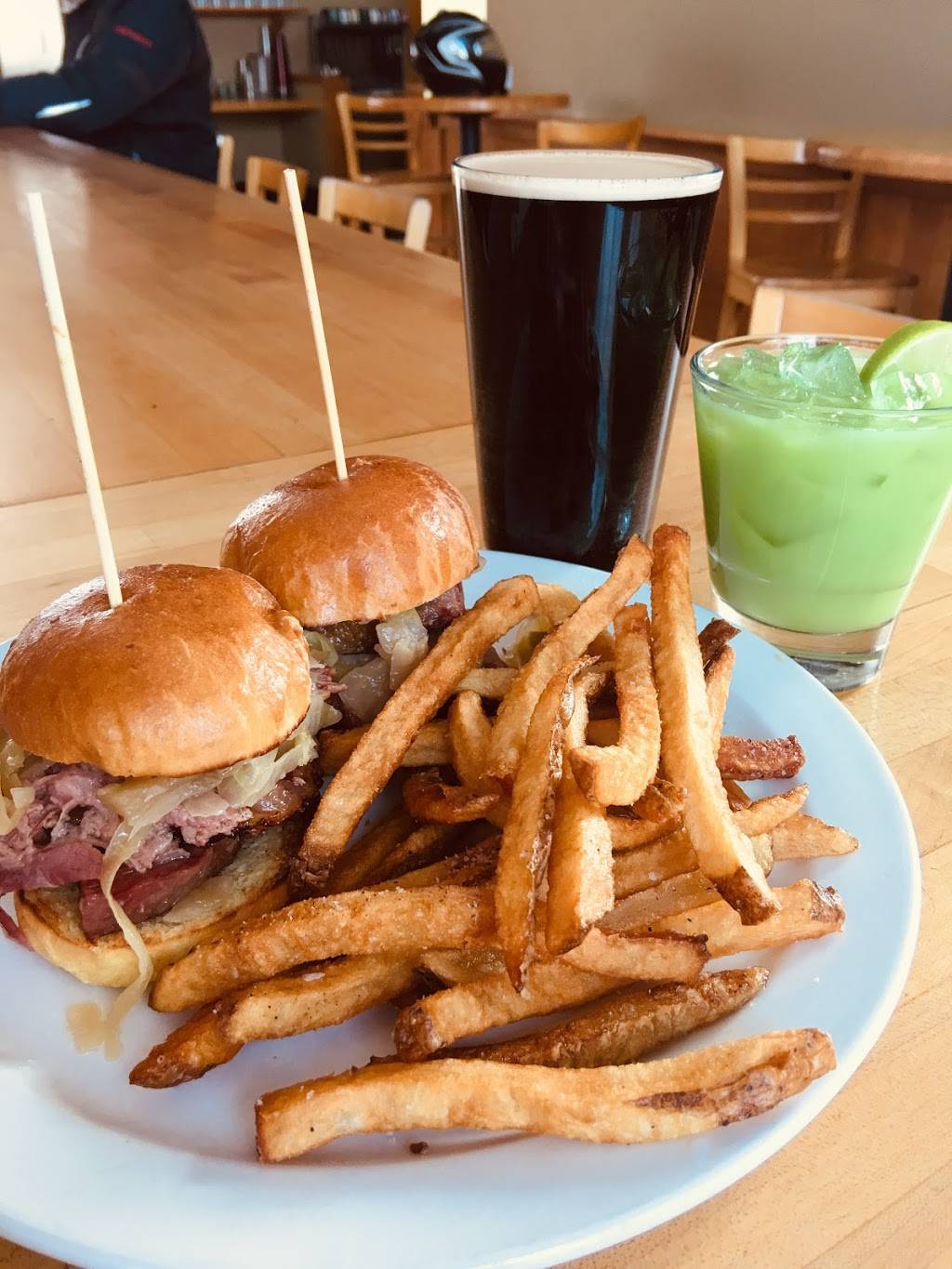 Broomstack Kitchen and Taphouse | restaurant | 172 W Burdickville Rd, Maple City, MI 49664, USA | 2312288869 OR +1 231-228-8869