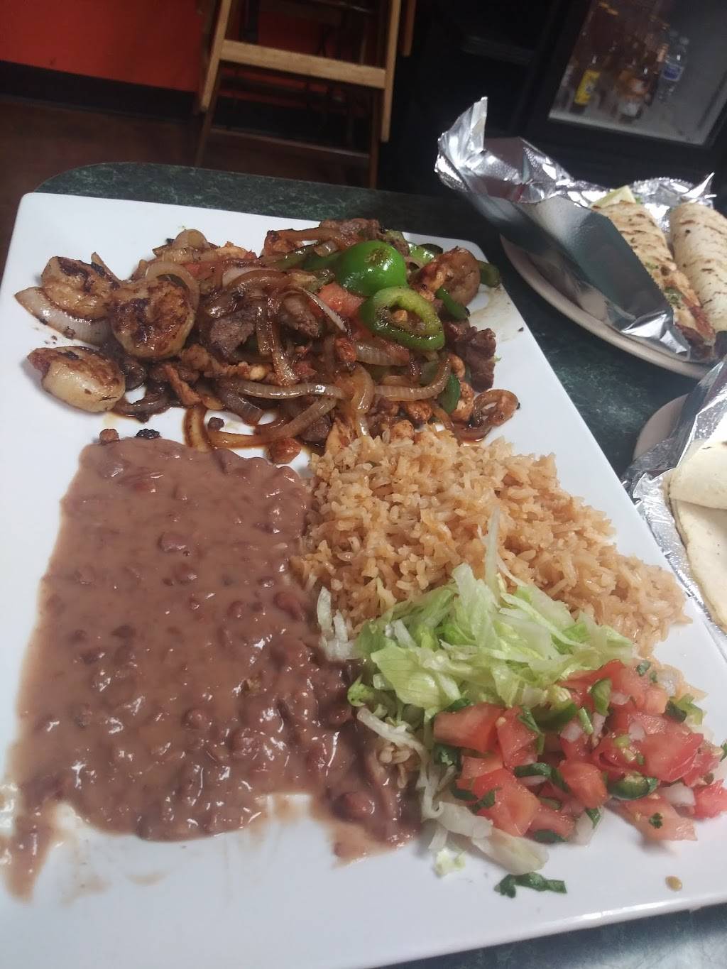 3 de mayo Mexican restaurant | restaurant | 3710 IL-111, Granite City, IL 62040, USA | 6188235138 OR +1 618-823-5138