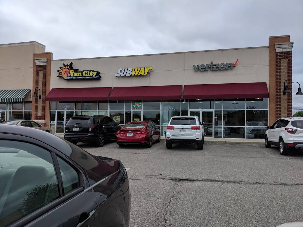 Subway | restaurant | 7570 Oak Point Rd, Lorain, OH 44052, USA | 4409851100 OR +1 440-985-1100