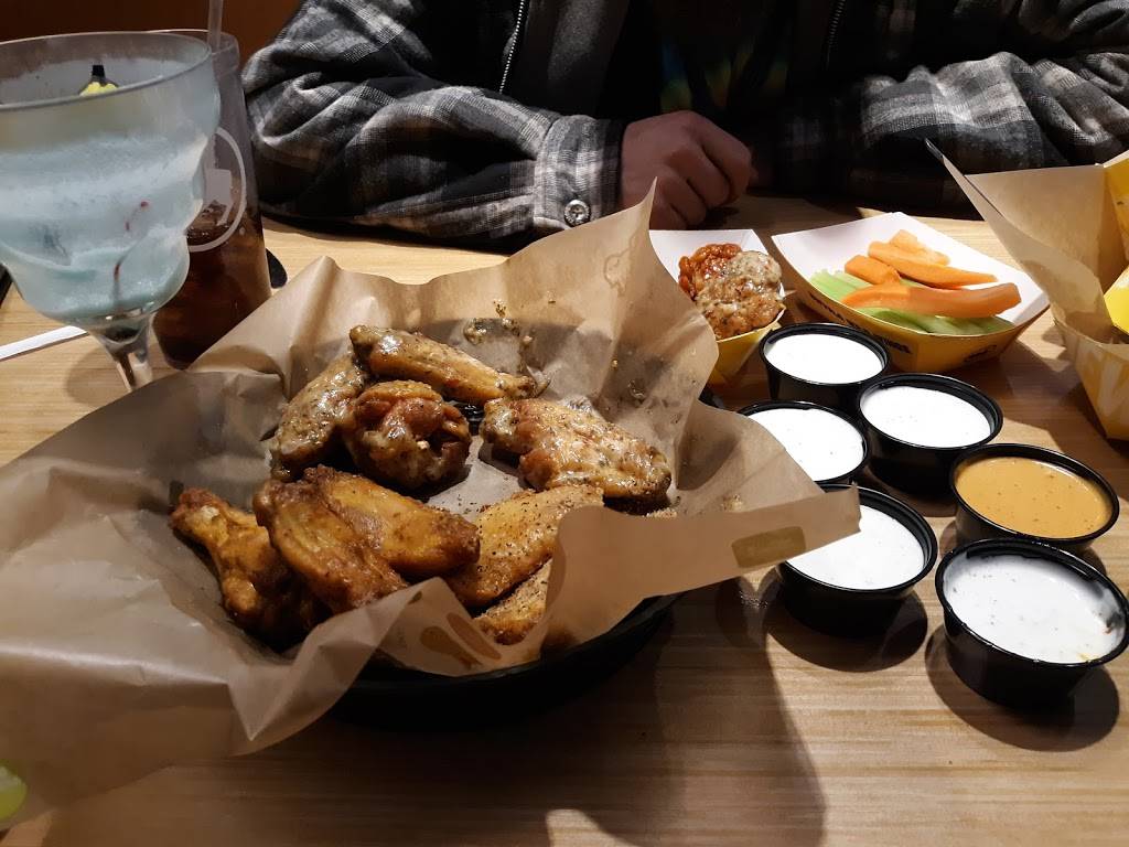 Buffalo Wild Wings | meal takeaway | 8701 Andermatt Dr, Lincoln, NE 68526, USA | 4024882999 OR +1 402-488-2999