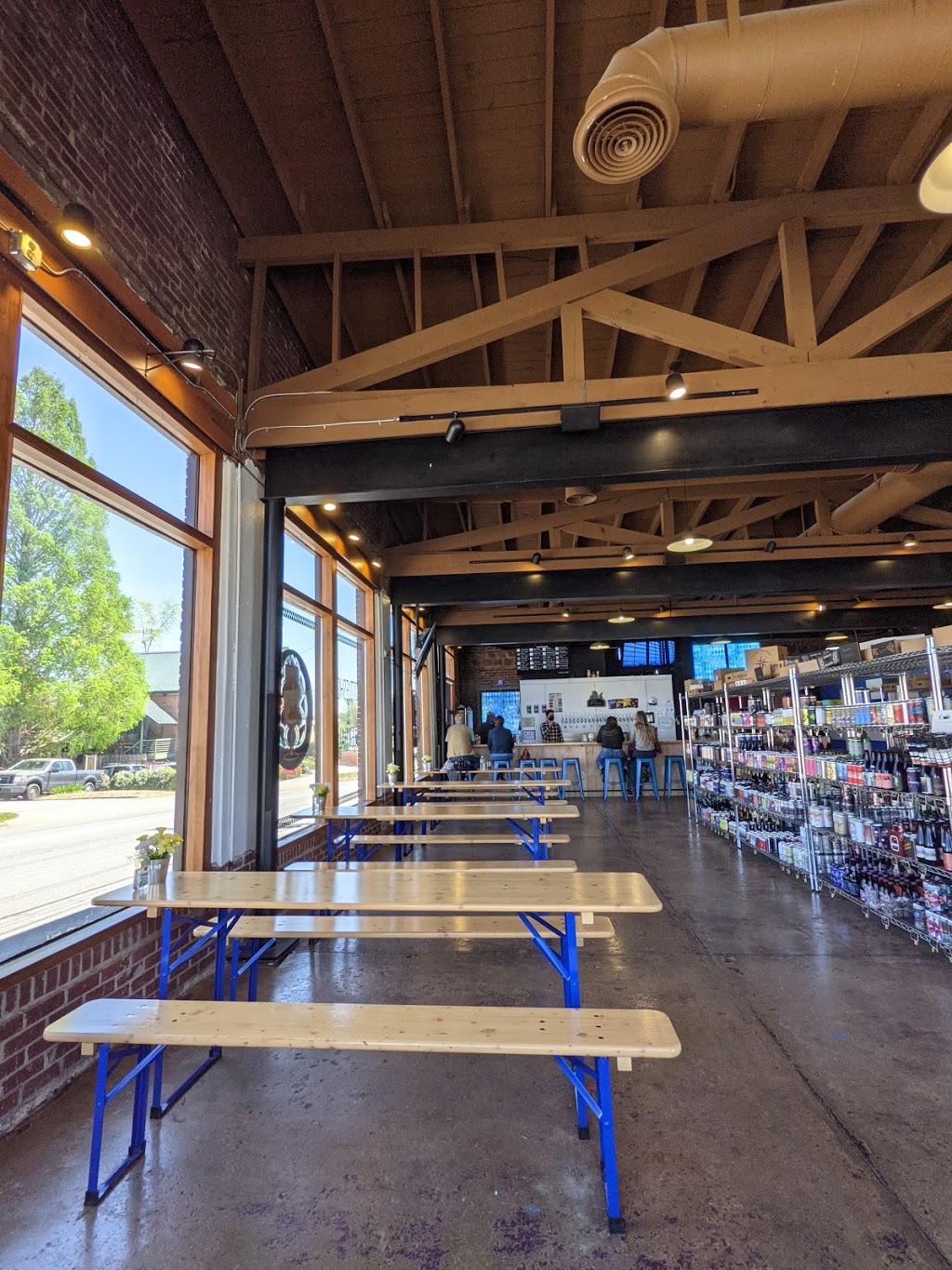 The Blue Door Bottleshop & Beer Hall | restaurant | 146 3rd Ave E, Hendersonville, NC 28792, USA | 8282904191 OR +1 828-290-4191