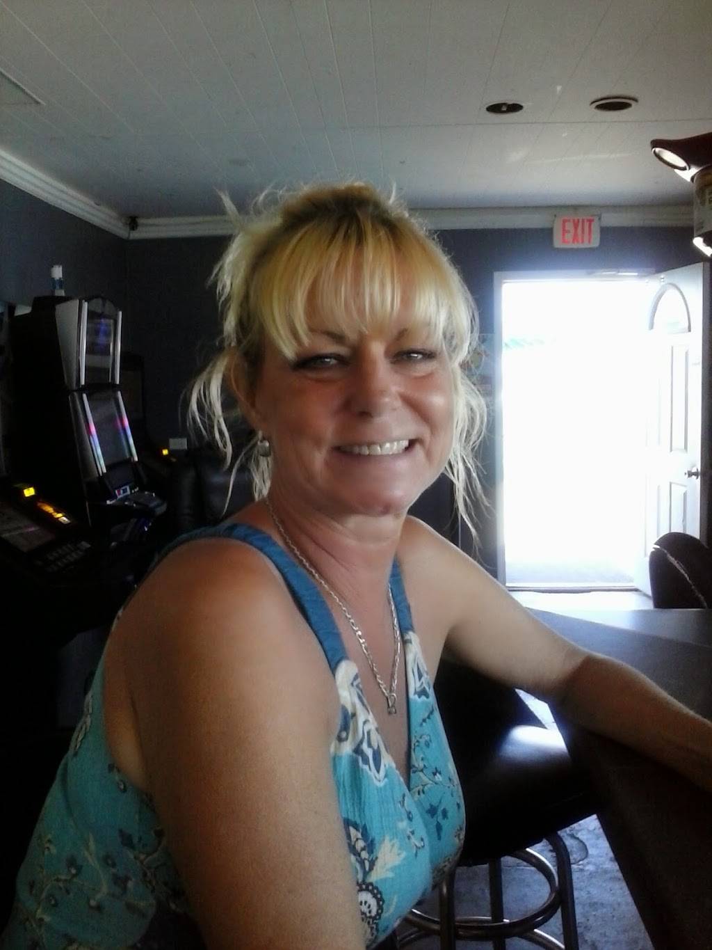 Hidden Point Bar & Grill | restaurant | 112 Lakeview Ave, Fox Lake, IL 60020, USA | 8475873212 OR +1 847-587-3212