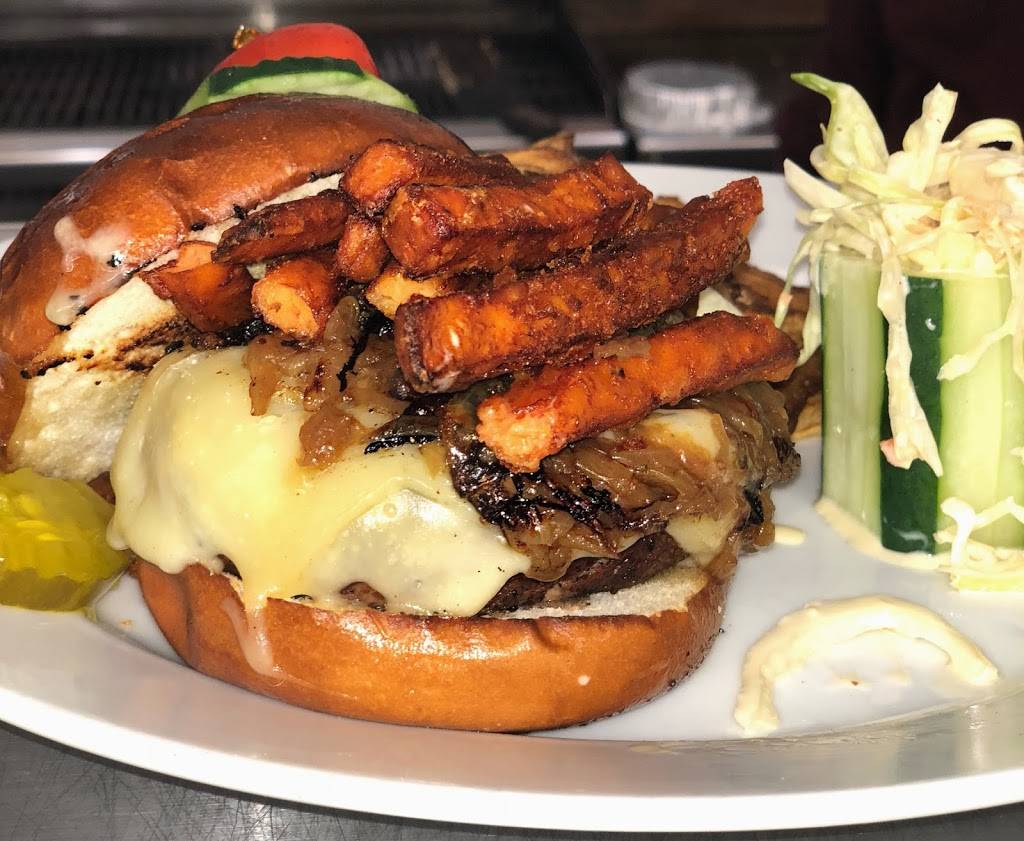 Bleachers Bar and Grill | restaurant | 6092 Jericho Turnpike, Commack, NY 11725, USA | 6314869696 OR +1 631-486-9696