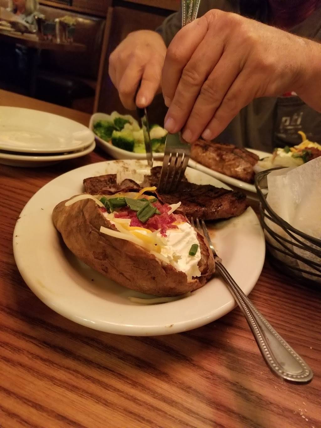 Coltons Steak House & Grill | restaurant | 2114 N Westwood Blvd, Poplar Bluff, MO 63901, USA | 5736863880 OR +1 573-686-3880