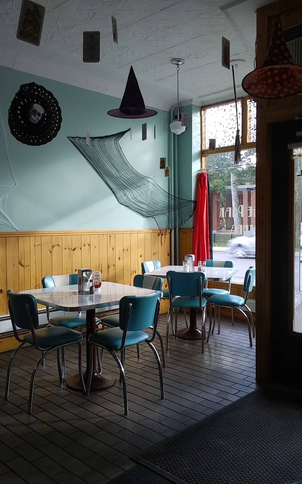 Gage Park Diner | restaurant | 975 Main St E, Hamilton, ON L8M 1N2, Canada | 2893898333 OR +1 289-389-8333