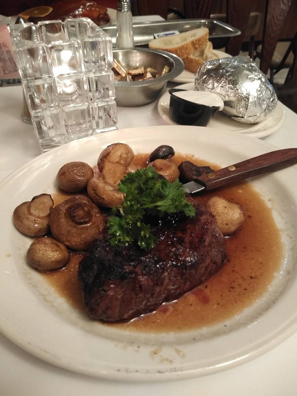 Aliotos | restaurant | 3041 N Mayfair Rd, Milwaukee, WI 53222, USA | 4144766900 OR +1 414-476-6900