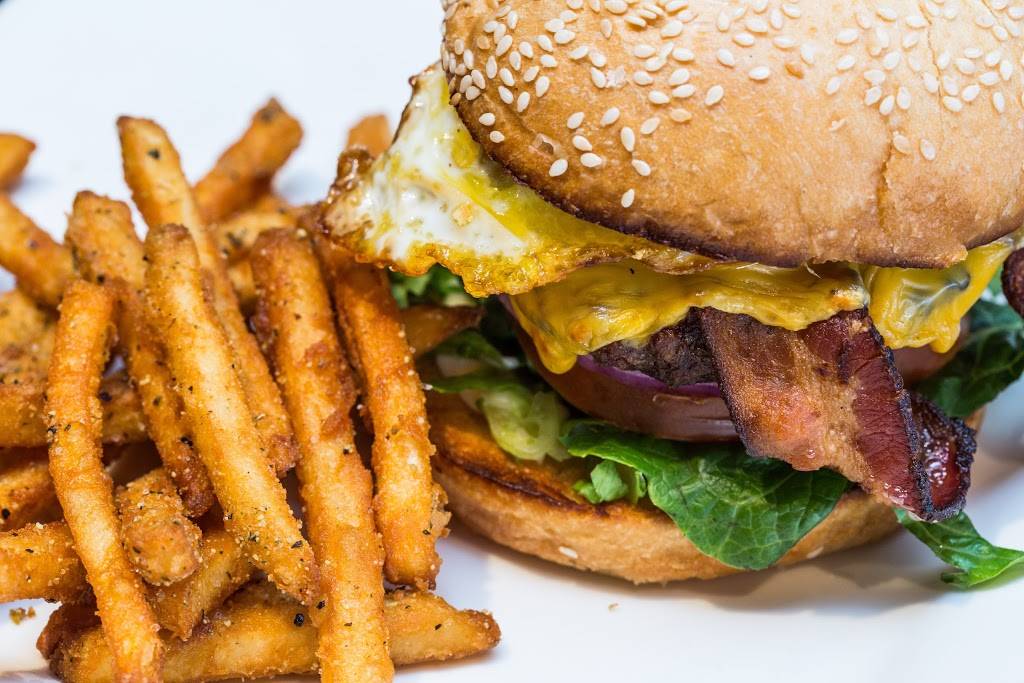 Half Moon Sports Grill | night club | 288 E Greenway Pkwy #103, Phoenix, AZ 85022, USA | 6029936600 OR +1 602-993-6600