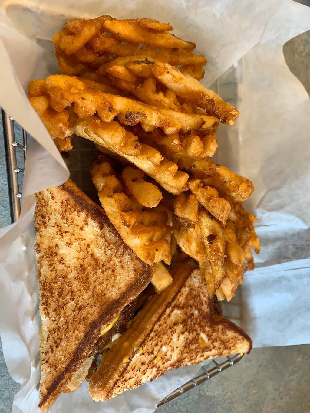 Friendlys | restaurant | 558 Aviation Rd, Queensbury, NY 12804, USA | 5187921338 OR +1 518-792-1338