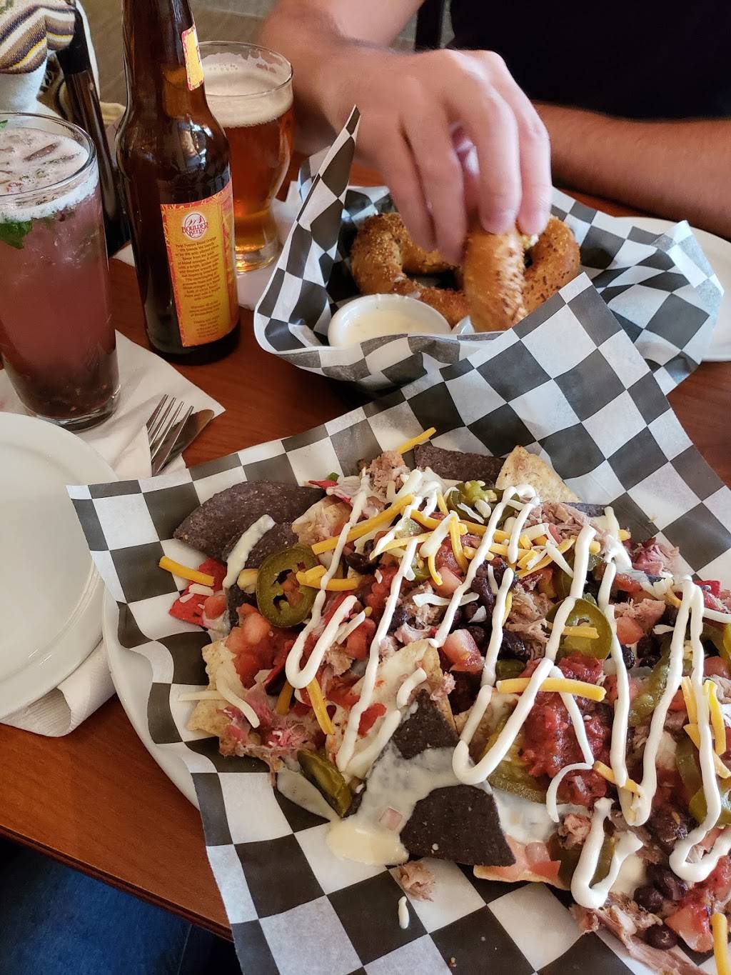 Red Rocks Bar & BBQ | restaurant | 8500 Peña Blvd, Denver, CO 80249, USA | 3033427176 OR +1 303-342-7176