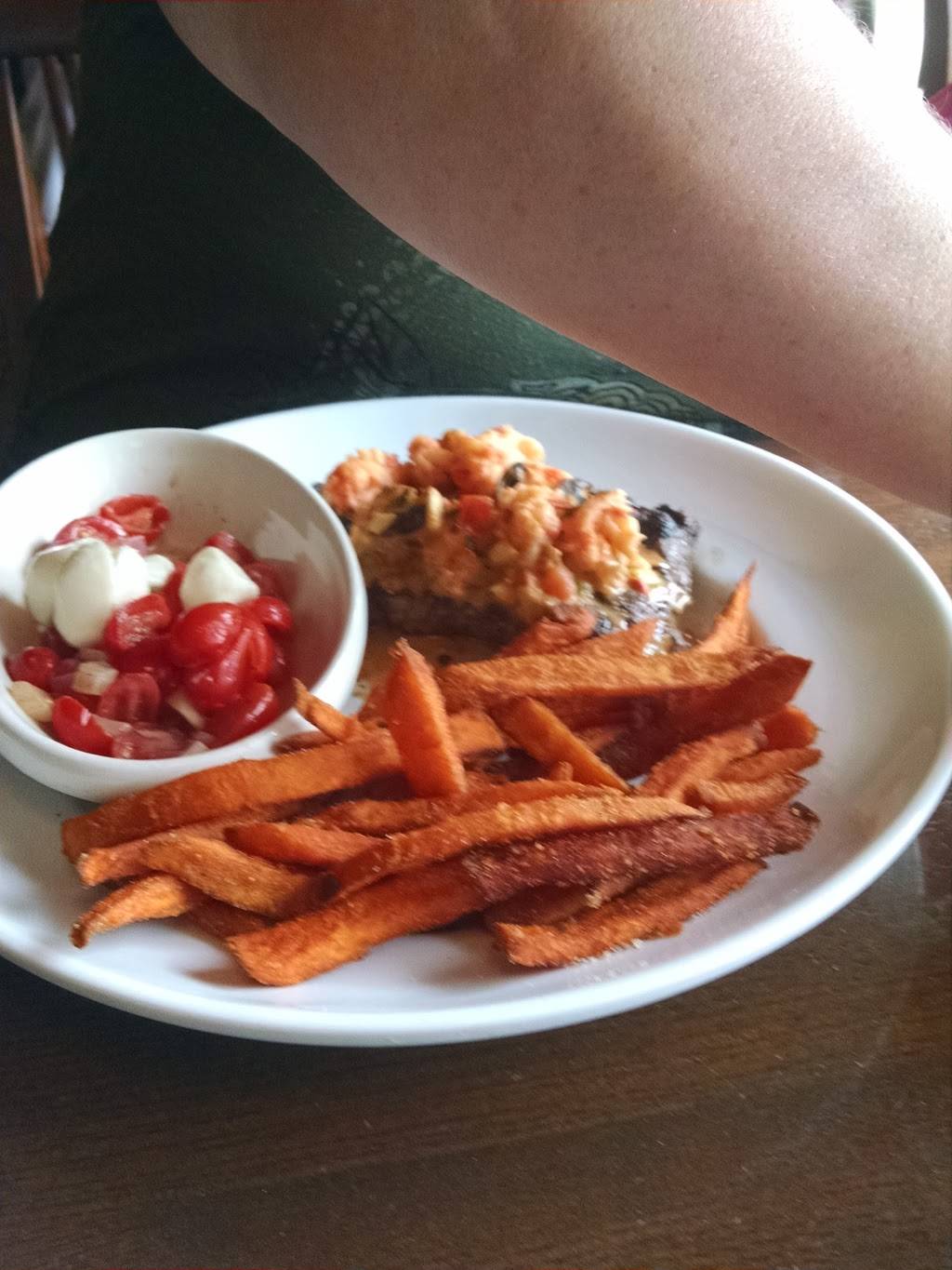 TGI Fridays | restaurant | 629 Park City Center, Lancaster, PA 17601, USA | 7173949964 OR +1 717-394-9964