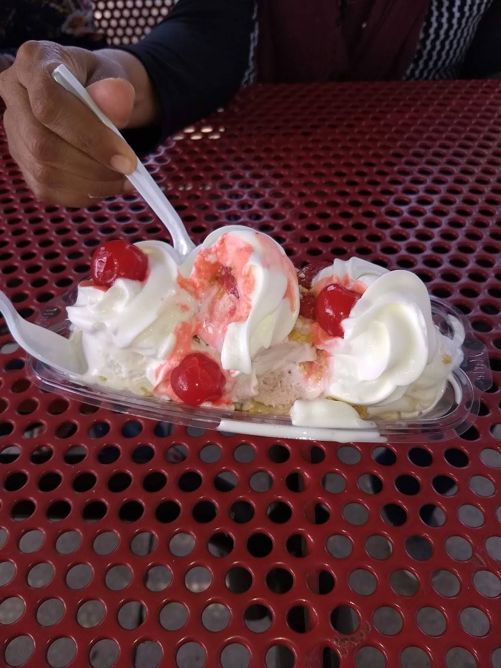 Foxys Ice Cream | meal takeaway | 131 E Hydraulic St, Yorkville, IL 60560, USA | 6303852716 OR +1 630-385-2716