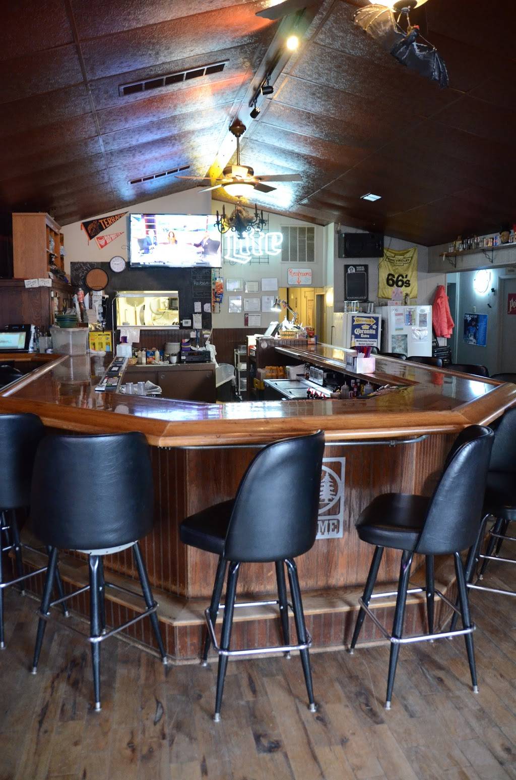 Jugs Main Street Tap | restaurant | 200 N Main St, Elizabeth, IL 61028, USA | 8158583333 OR +1 815-858-3333