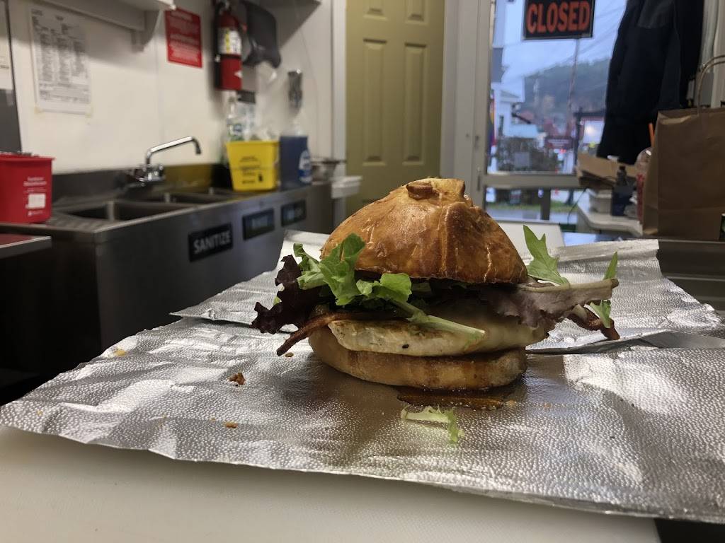 Mudgies Food Truck | restaurant | 2 Lower Main St E, Johnson, VT 05656, USA | 8023706514 OR +1 802-370-6514