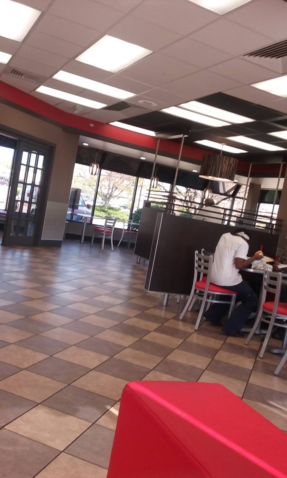 Hardees | restaurant | 4100 W Willow Knolls Dr, Peoria, IL 61615, USA | 3096929571 OR +1 309-692-9571