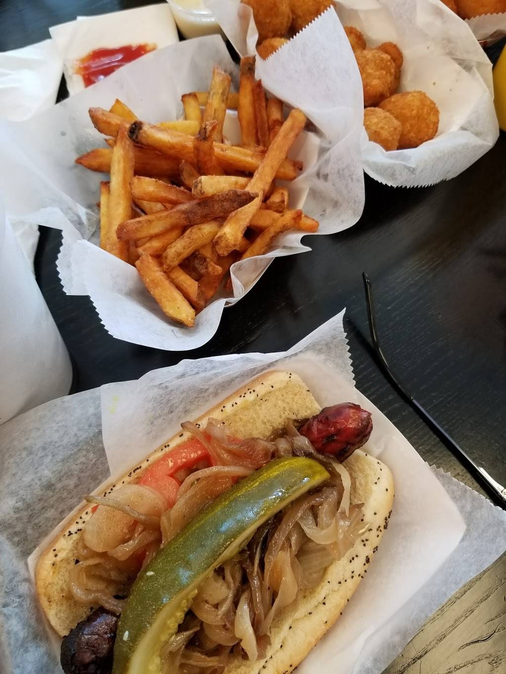 Poochie’s | restaurant | 3602 Dempster Street, Skokie, IL 60076, USA | 8476730100 OR +1 847-673-0100