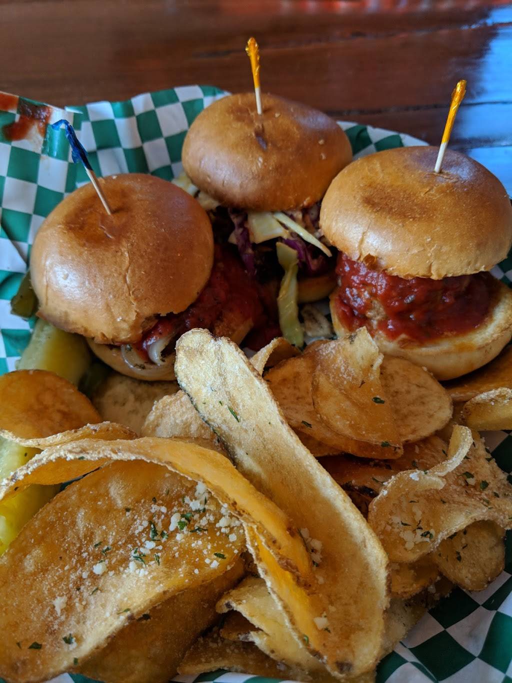 Izzy Hops Swig & Nosh | restaurant | 2311 N Murray Ave, Milwaukee, WI 53211, USA | 4142494489 OR +1 414-249-4489