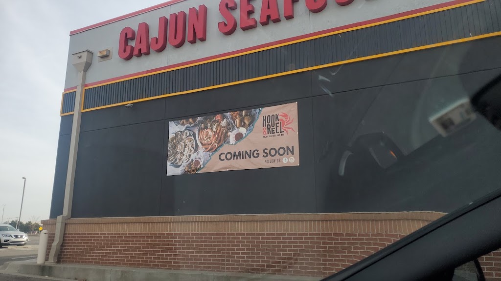 Hook & Reel Cajun Seafood & Bar | restaurant | 6320 SW 3rd St, Oklahoma City, OK 73128, USA | 4055060800 OR +1 405-506-0800