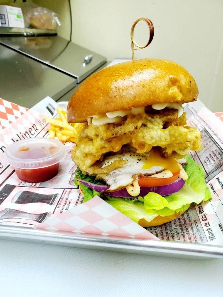 Crab King Seafood & Burgers | restaurant | 1325 Interstate 20 W Suite 121, Arlington, TX 76015, USA | 8174229036 OR +1 817-422-9036