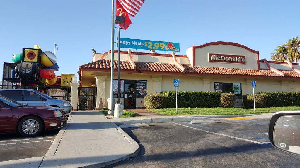 McDonalds | cafe | 3794 Plaza, Oceanside, CA 92056, USA | 7609457847 OR +1 760-945-7847