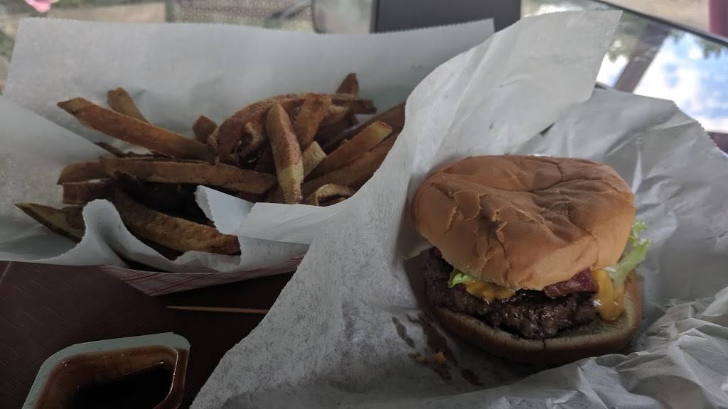 Leftys Drive In | restaurant | 9505 Port Austin Rd, Bay Port, MI 48720, USA | 9896569950 OR +1 989-656-9950