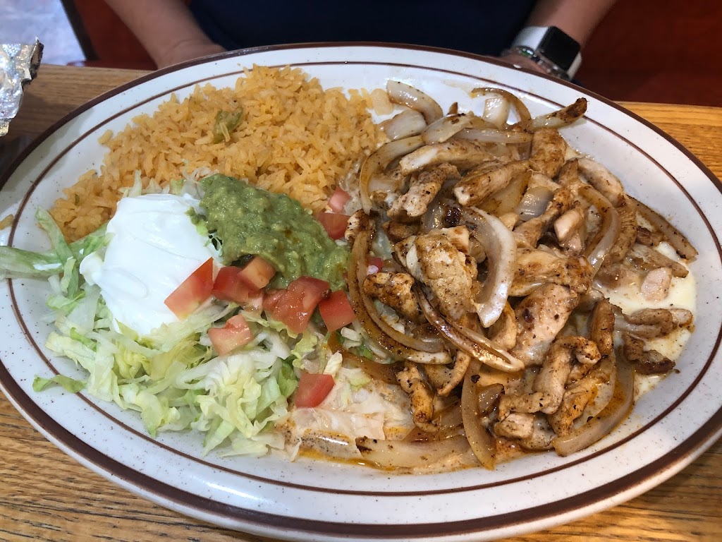 Los Tapatios | restaurant | 204 Egan Ave S, Madison, SD 57042, USA | 6052564986 OR +1 605-256-4986