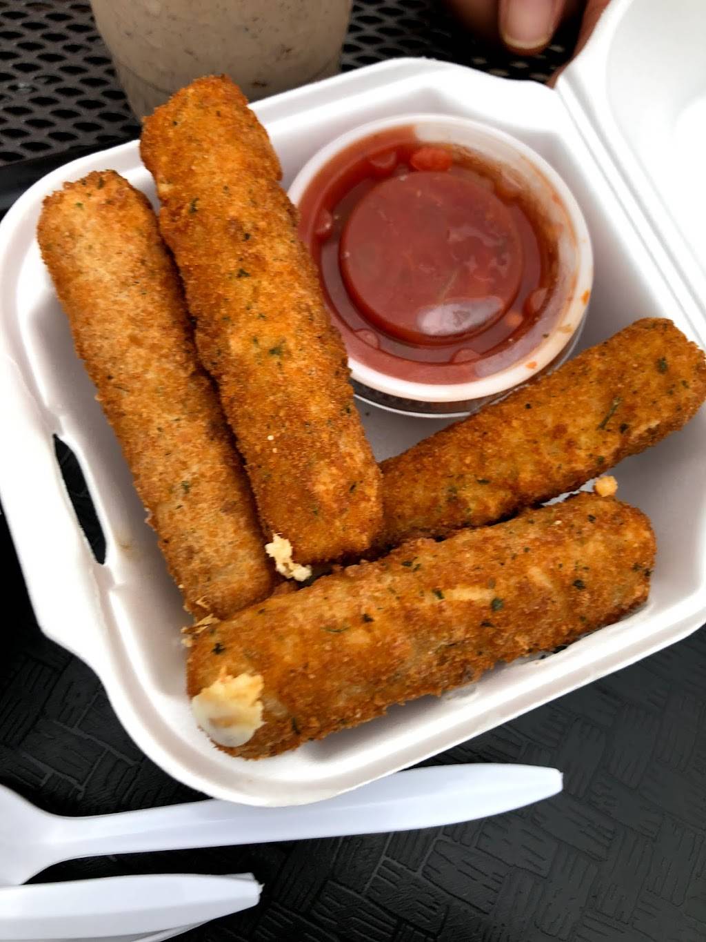 Burgers & Shakes Inc | restaurant | 5510 Limebank Rd, Gloucester, ON K1X 1C3, Canada | 6138224454 OR +1 613-822-4454