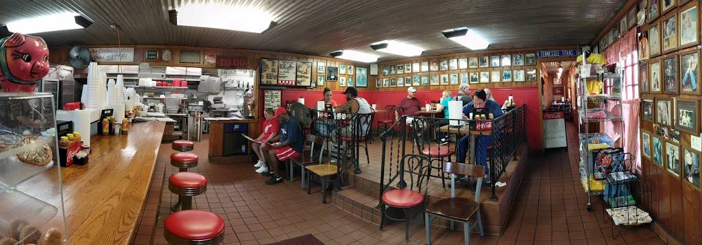 Center Point Barbecue | restaurant | 1212 W Main St, Hendersonville, TN 37075, USA | 6158249330 OR +1 615-824-9330