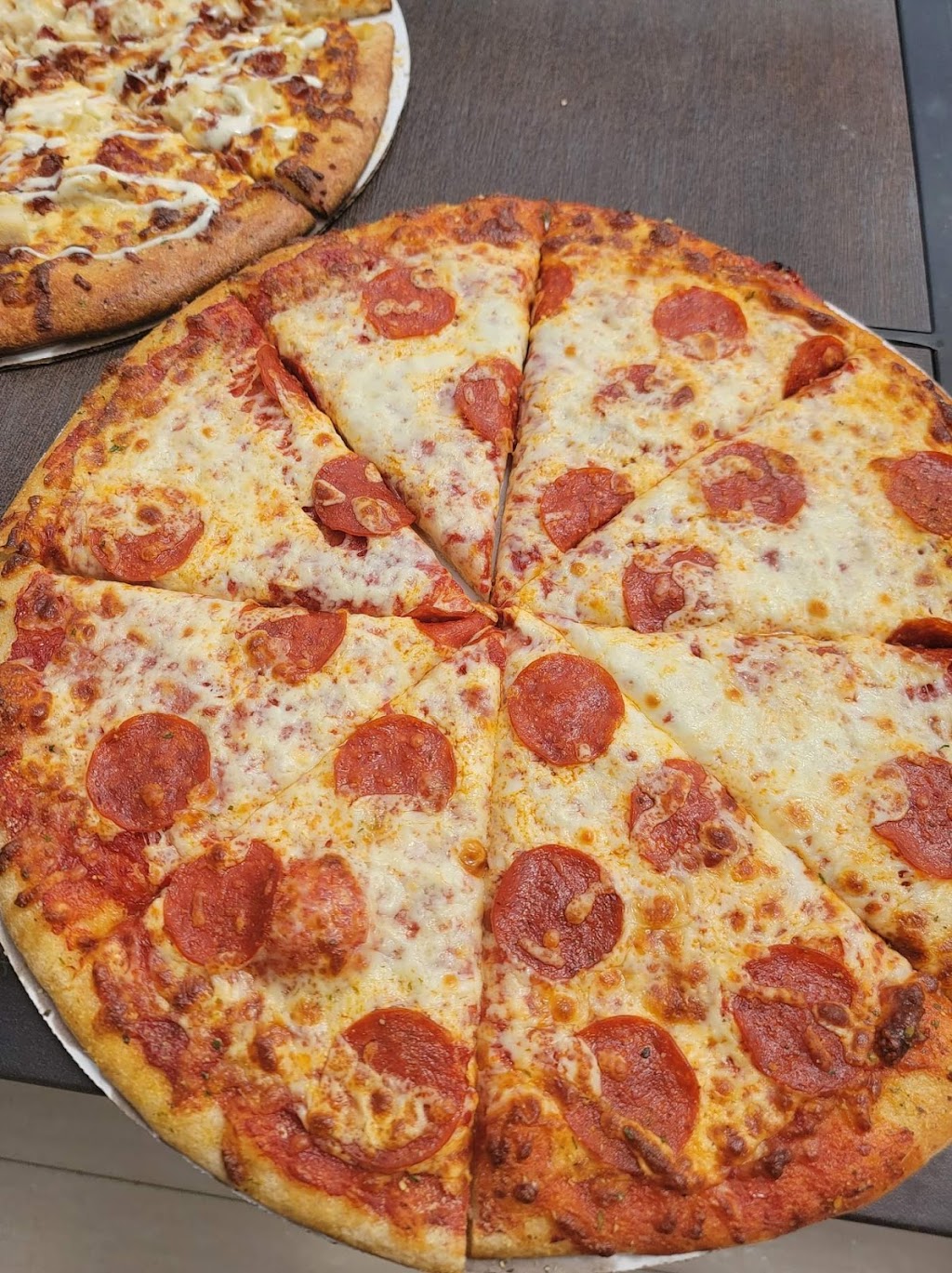 The Boathouse Pizzeria and Bar | restaurant | 106 Pine St, Cheboygan, MI 49721, USA | 2312683499 OR +1 231-268-3499