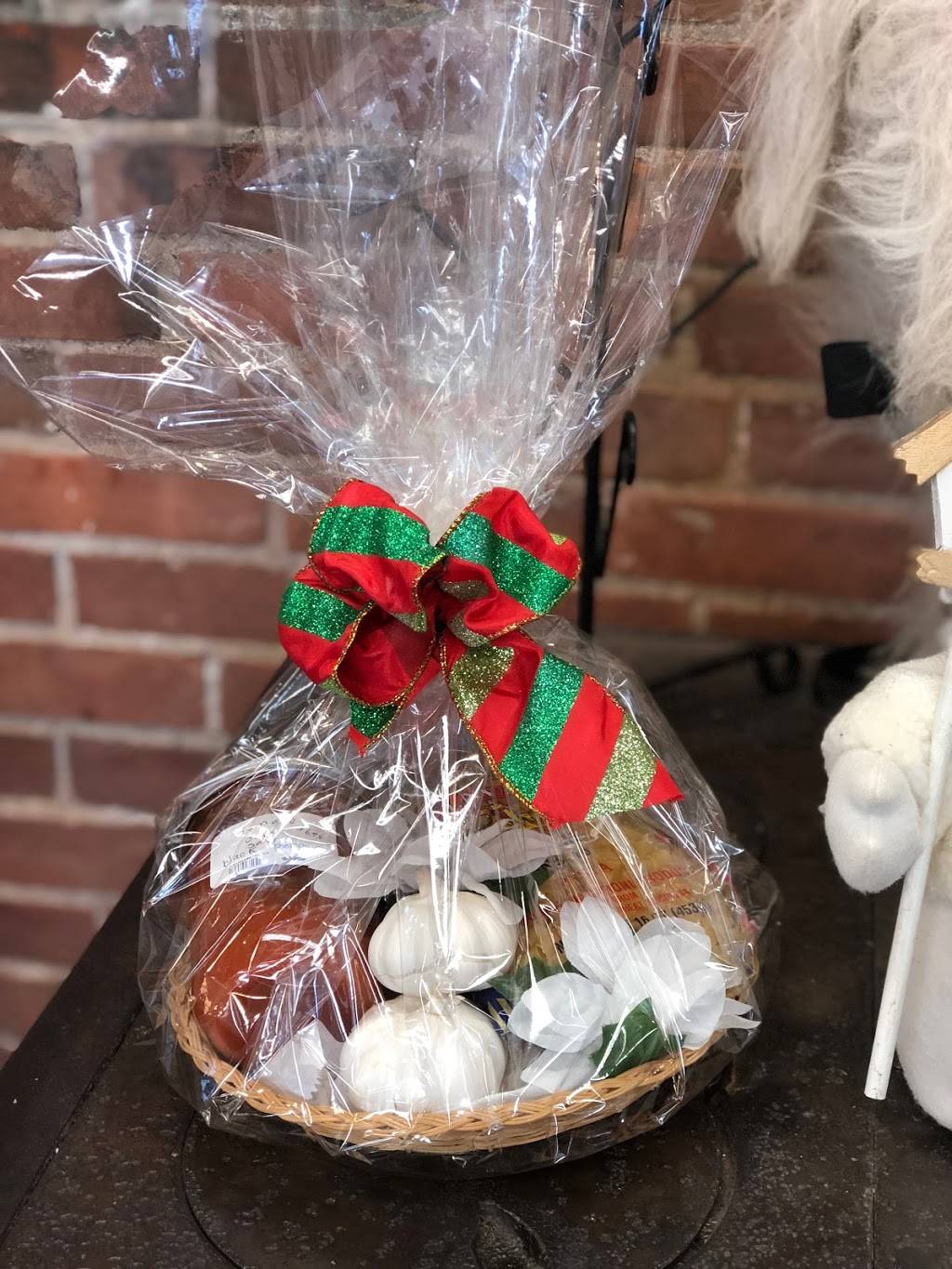 Lakeside Farm Stand | restaurant | 31 Lake Dr, Guilford, CT 06437, USA | 2034570152 OR +1 203-457-0152