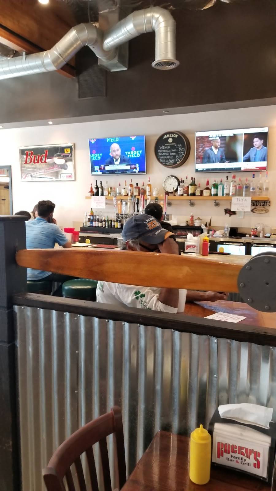 Rockys Family Bar & Grill | restaurant | 3821 W Magnolia Blvd, Burbank, CA 91505, USA | 8188430227 OR +1 818-843-0227