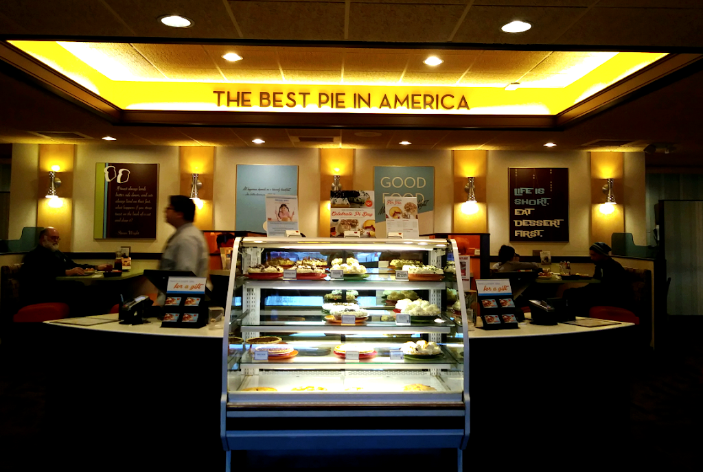 Village Inn | bakery | 2901 N Main St, Hutchinson, KS 67502, USA | 6206623116 OR +1 620-662-3116